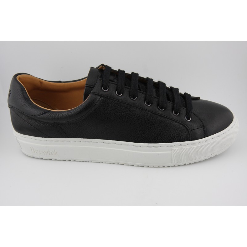 SNEAKER BLUCHER BERWICK MODELO D542PR H151D NAPA NEGRA PISO GOMA MARGOM KOBE BLANCO