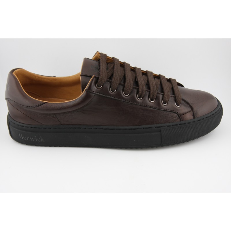 SNEAKER BLUCHER BERWICK MODELO D542PR H151D NAPA MARRON PISO GOMA MARGOM KOBE NEGRO