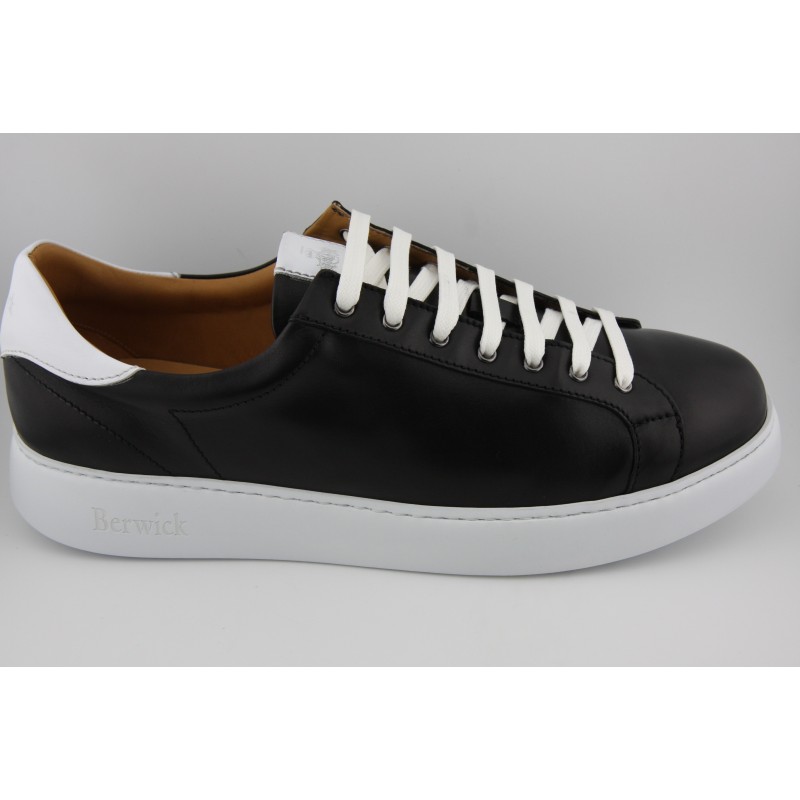 SNEAKER BLUCHER BERWICK MODELO D542PR H151D NAPA NEGRA PISO GOMA BREEZE BLANCO