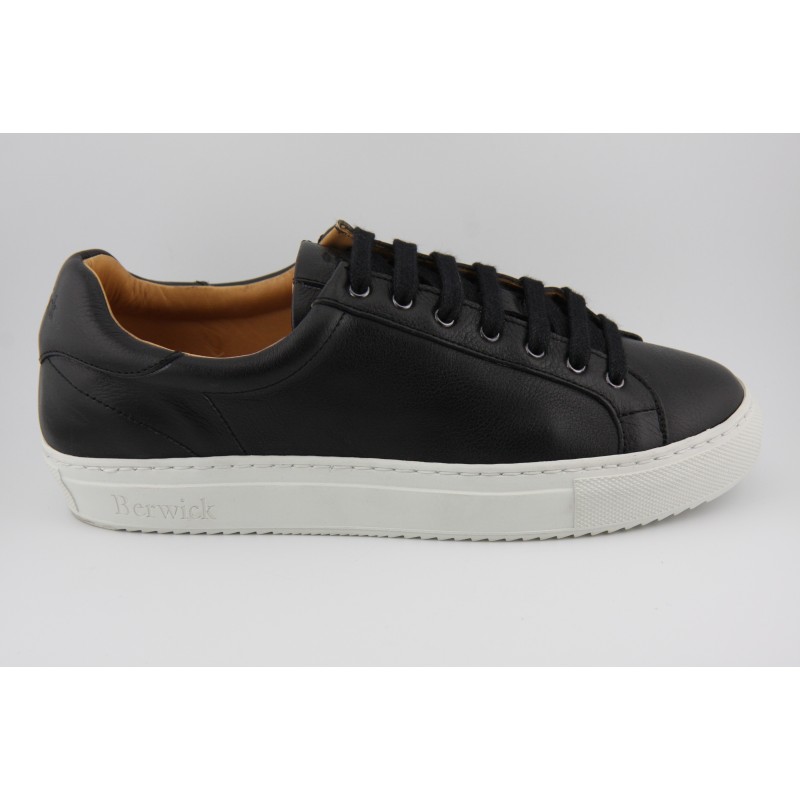 SNEAKER BLUCHER BERWICK MODELO D542PR H151D NAPA NEGRA PISO GOMA MARGOM KOBE BLANCO