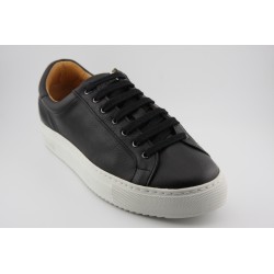 SNEAKER BLUCHER BERWICK MODELO D542PR H151D NAPA NEGRA PISO GOMA MARGOM KOBE BLANCO
